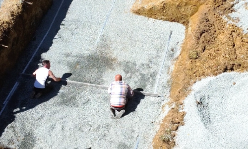 Laying gravel for an ourdoor pool installation